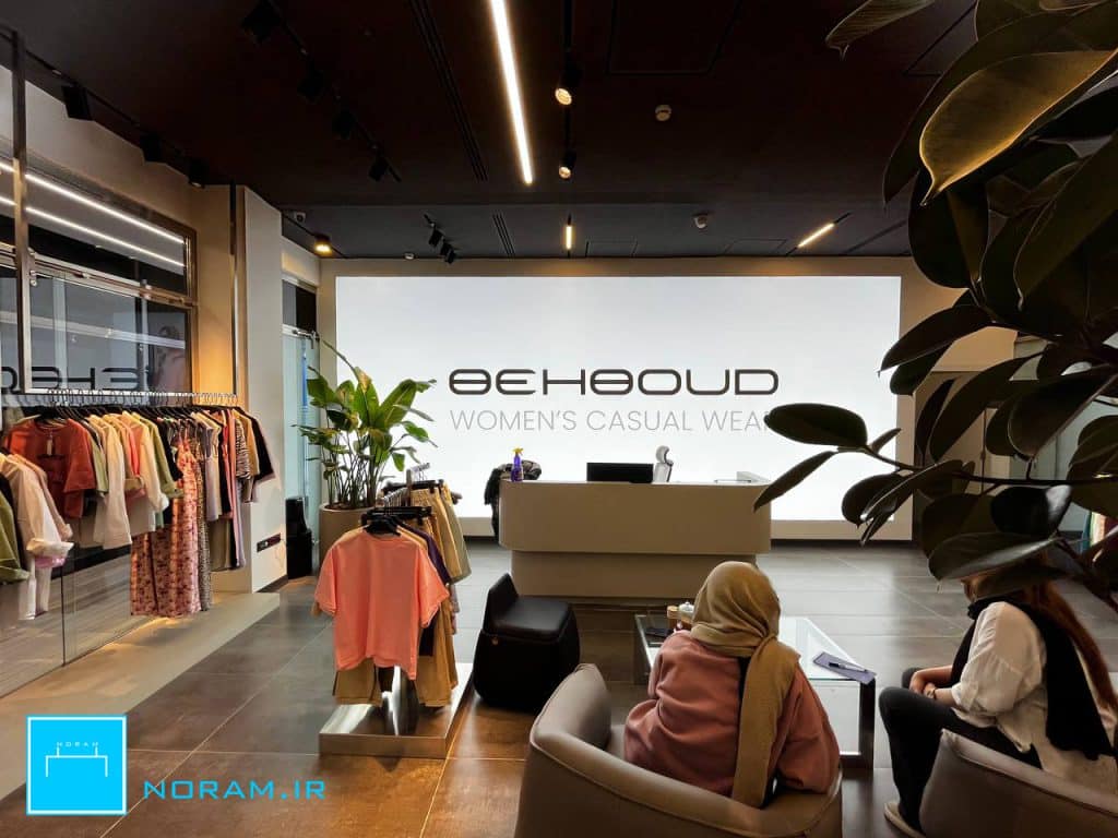دیوار پوش کشسان به عنوان تابلو تبلیغاتی در فروشگاه پوشاک بهبود .
